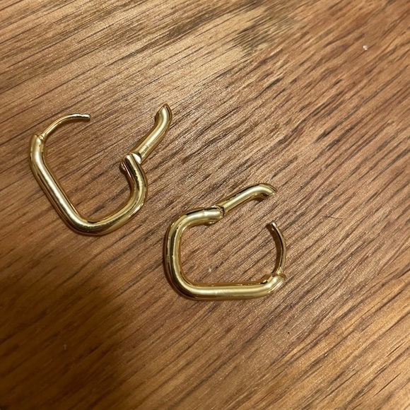 Faux gold small rectangle earrings - Picture 5 of 5